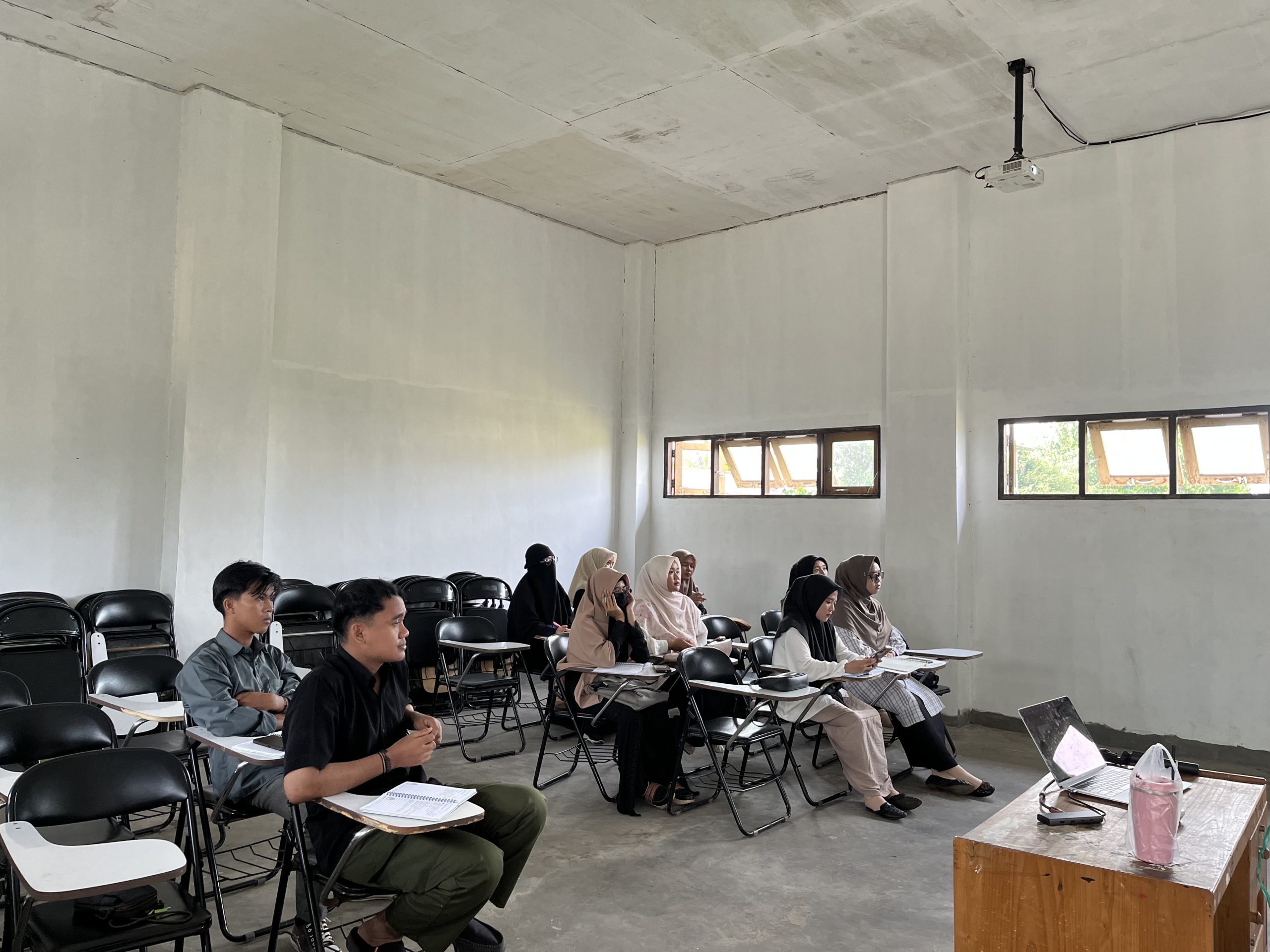 “Metodologi Penelitian Bahasa Arab STIT Darul Hijrah – Kuliah Tamu Inspiratif Bersama Dr. Latifatul Mahbubah”