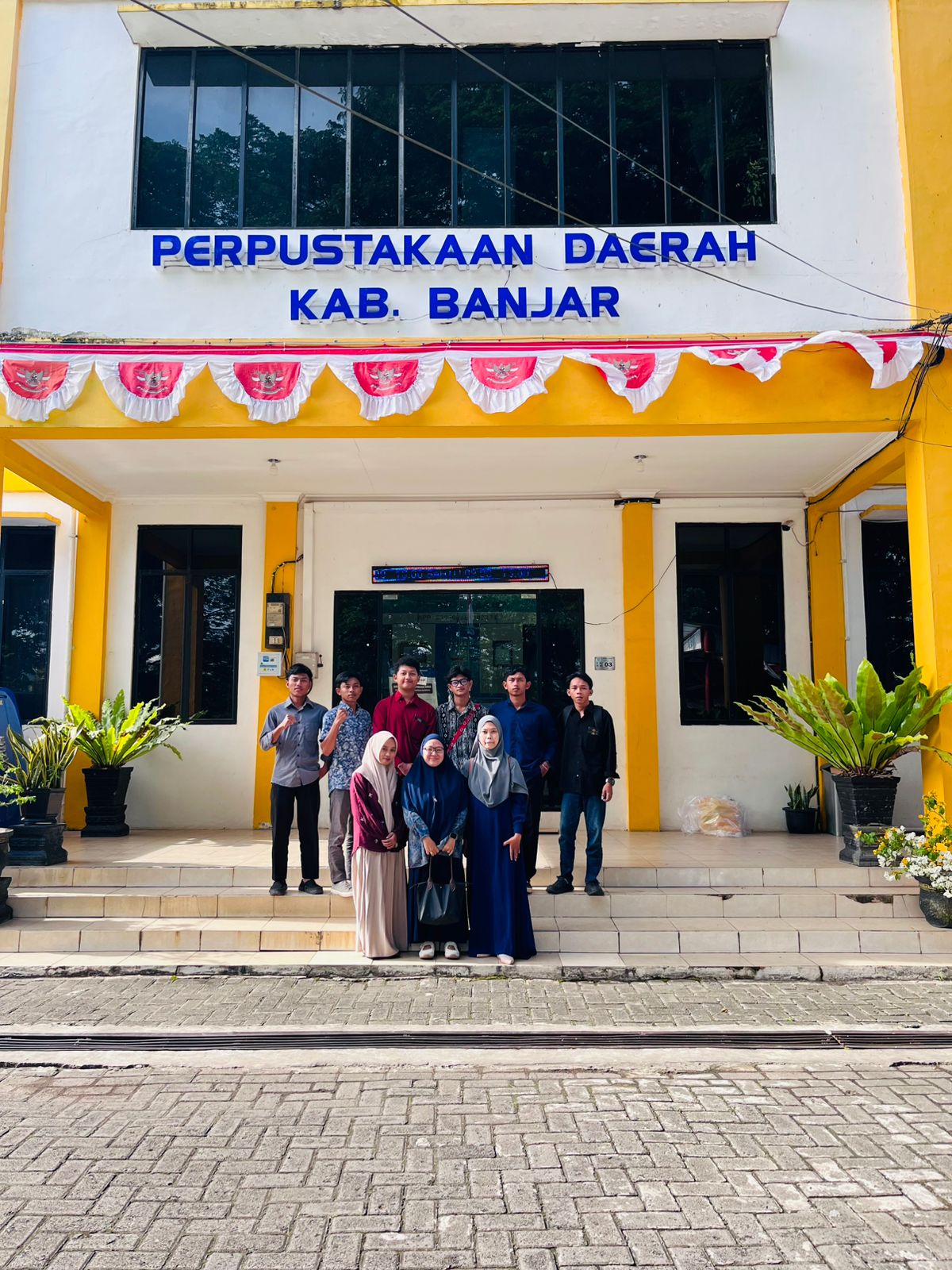 Menjelajah Ilmu dari Lembaran Buku: Mahasiswa PBA STIT Darul Hijrah Belajar Linguistik di Perpustakaan Banjar