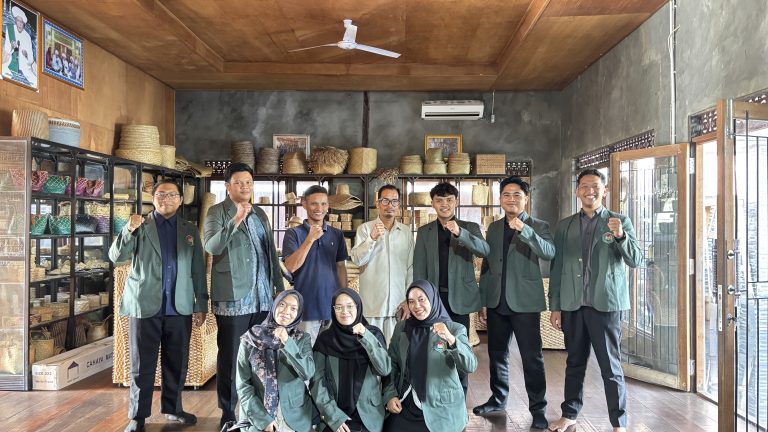 Menembus Rawa, Menenun Masa Depan: Mahasiswa Belajar Ekonomi Kreatif di Galeri Kembang Ilung Amuntai
